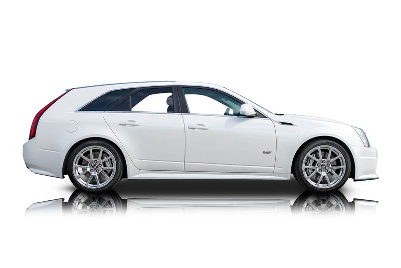 An incredible side shot photo of aCadillac CTS-V that you should buy.