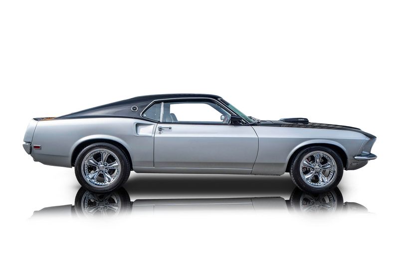 An incredible side shot photo of aFord Mustang that you should buy.