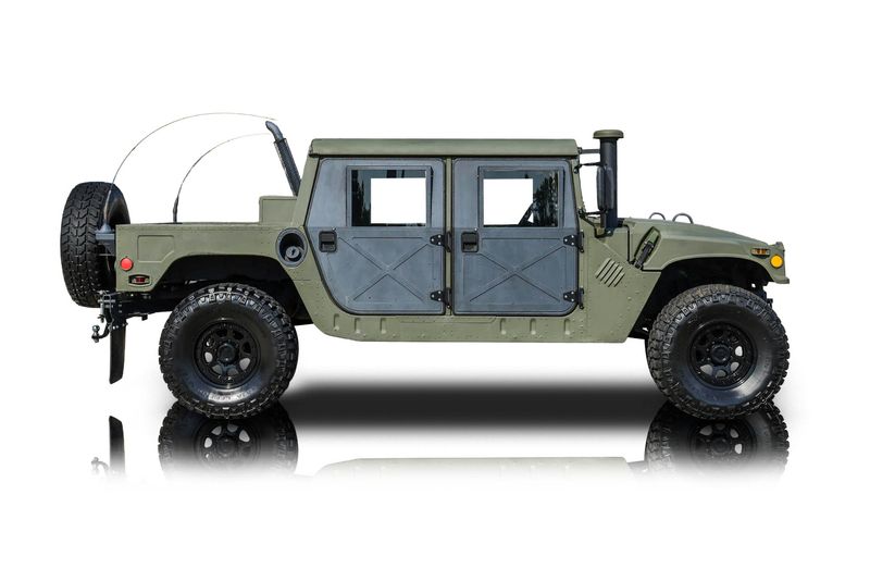 An incredible side shot photo of aAM General Humvee that you should buy.
