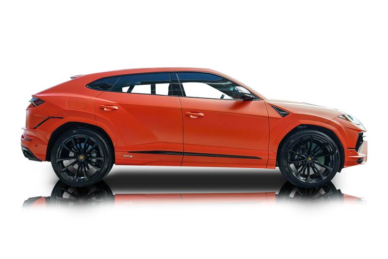 An incredible side shot photo of aLamborghini Urus that you should buy.
