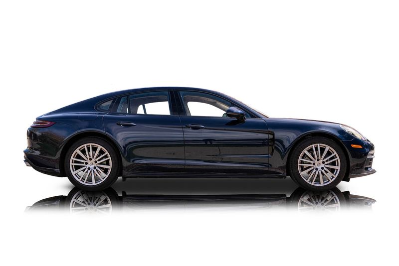 An incredible side shot photo of aPorsche Panamera that you should buy.