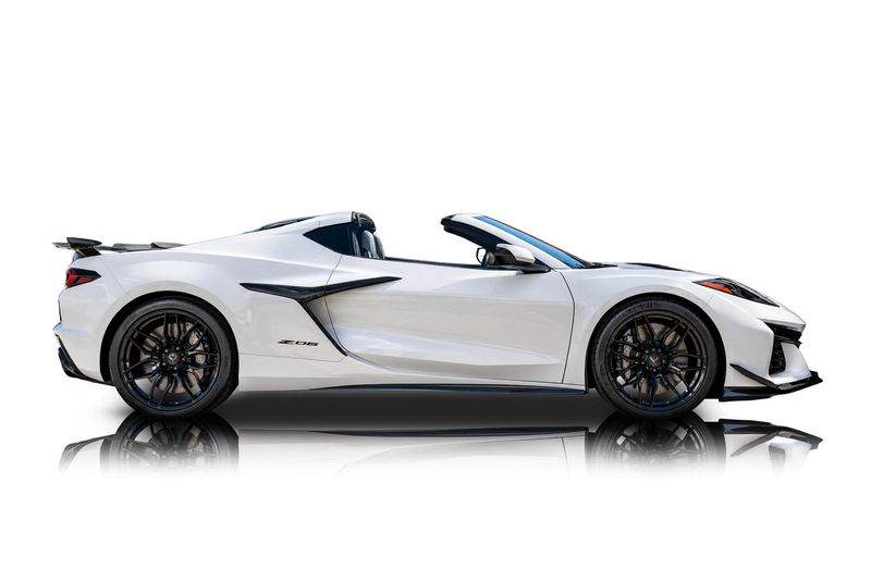 An incredible side shot photo of aChevrolet Corvette that you should buy.