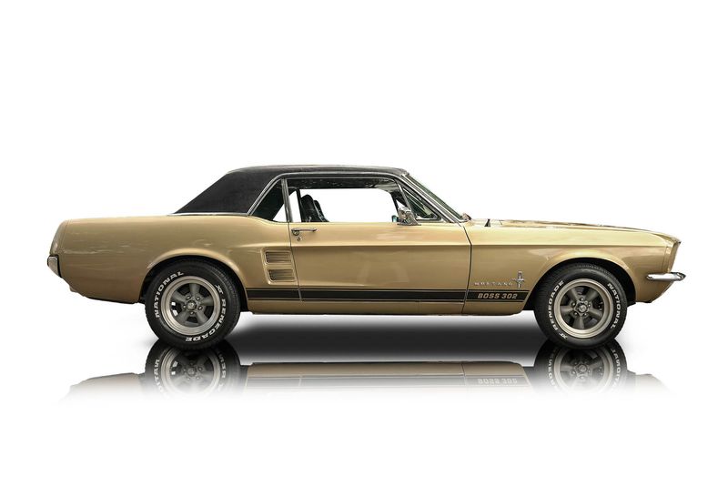 An incredible side shot photo of aFord Mustang that you should buy.