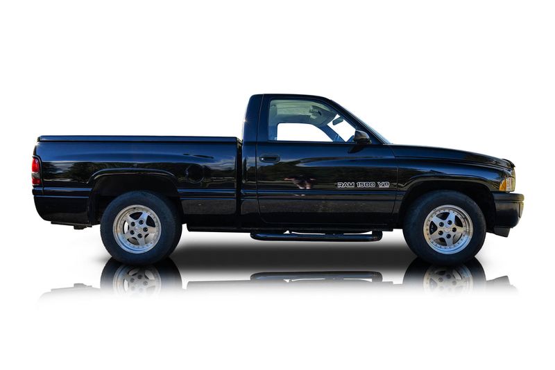 An incredible side shot photo of aDodge Ram 1500 that you should buy.