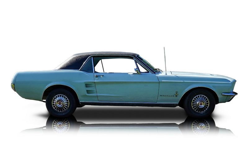 An incredible side shot photo of aFord Mustang that you should buy.