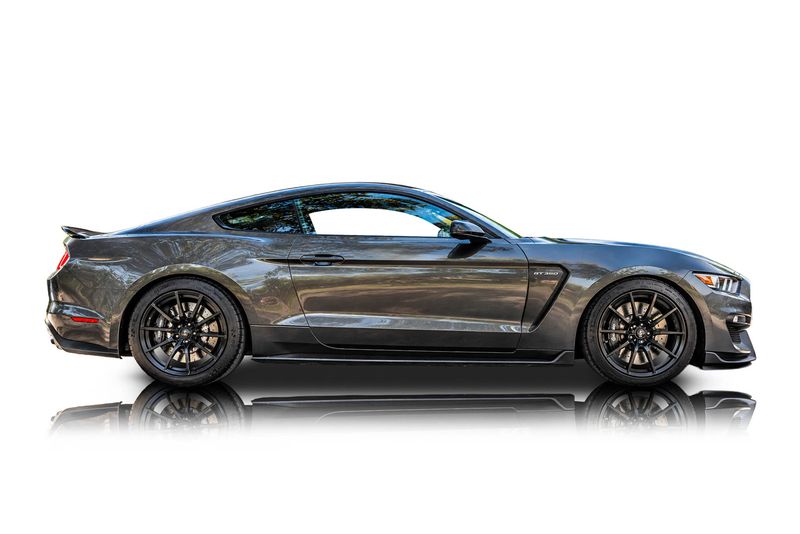 An incredible side shot photo of aFord Mustang that you should buy.