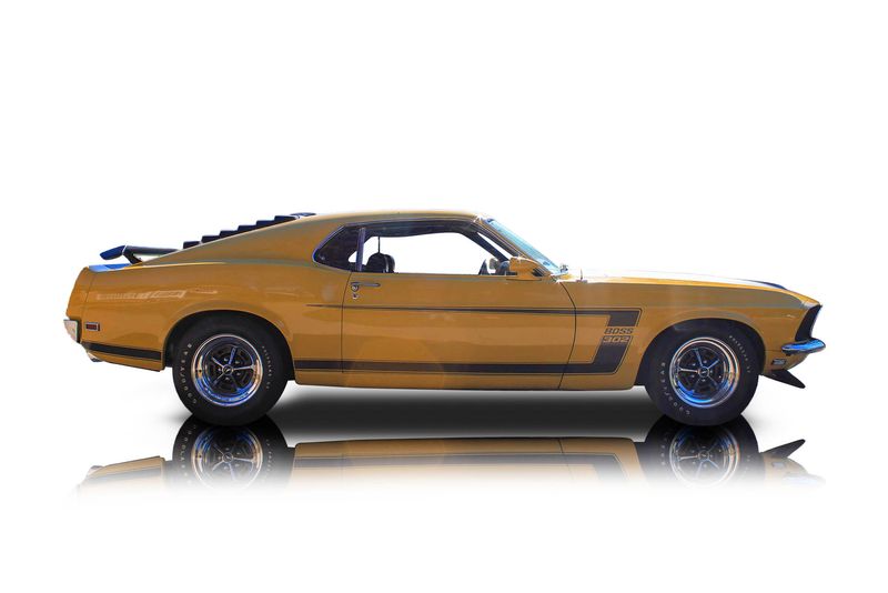 An incredible side shot photo of aFord Mustang that you should buy.