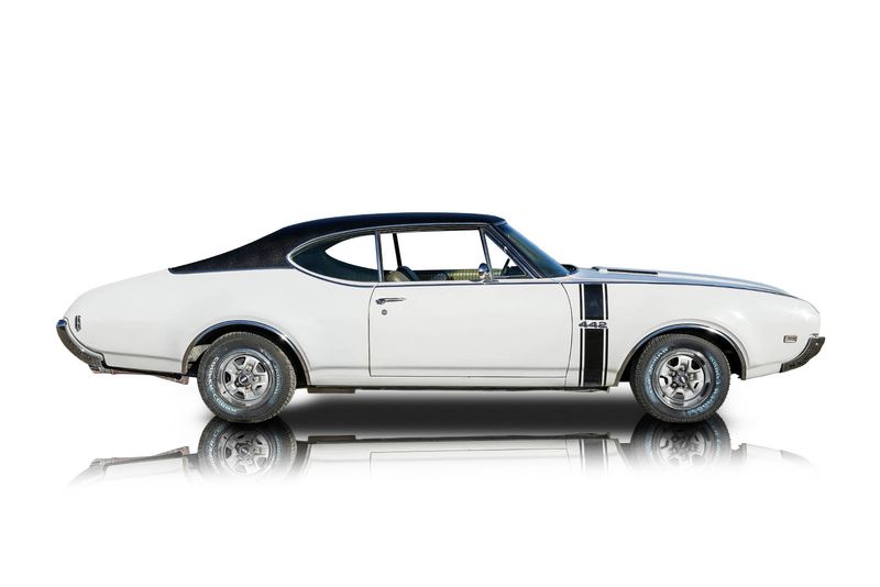 An incredible side shot photo of aOldsmobile 442 that you should buy.