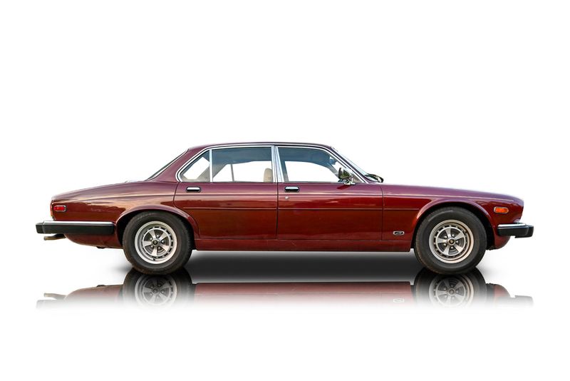 An incredible side shot photo of aJaguar XJ6 that you should buy.