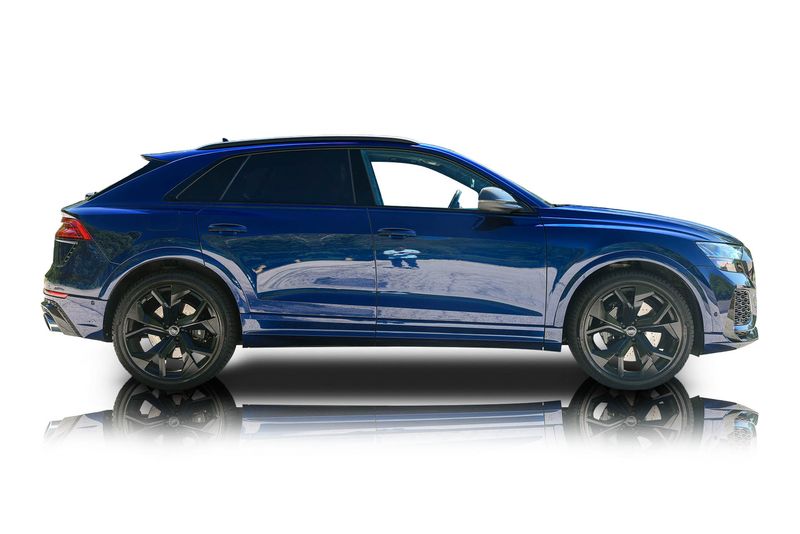 An incredible side shot photo of aAudi RS Q8 that you should buy.
