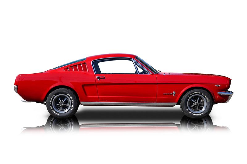 An incredible side shot photo of aFord Mustang that you should buy.