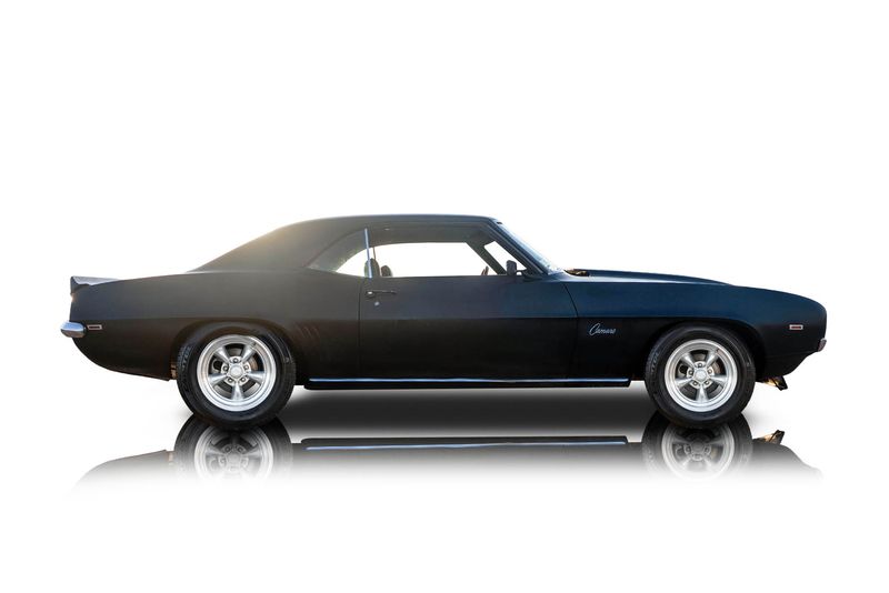 An incredible side shot photo of aChevrolet Camaro that you should buy.