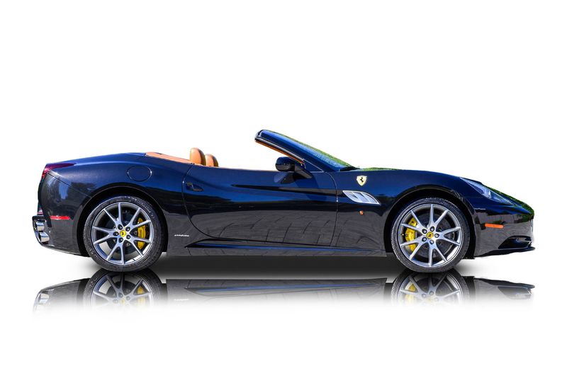 An incredible side shot photo of aFerrari California that you should buy.