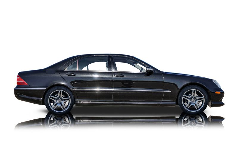 An incredible side shot photo of aMercedes-Benz S500 that you should buy.