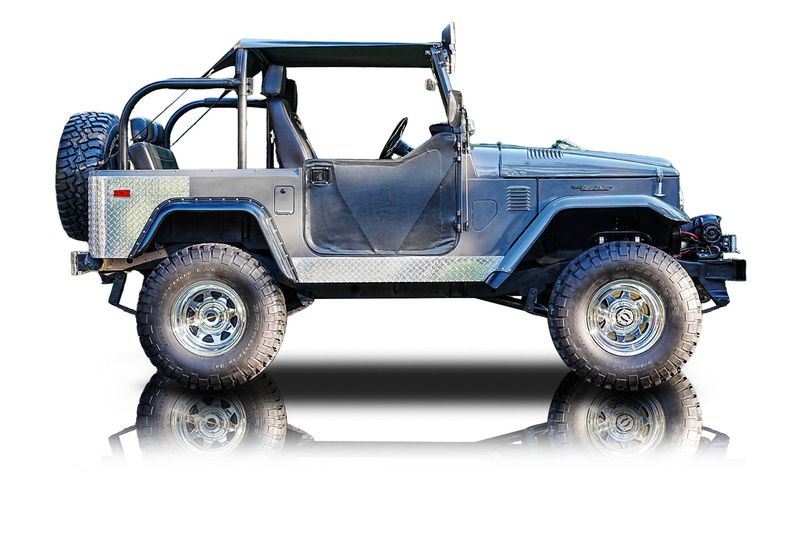 An incredible side shot photo of aToyota Land Cruiser that you should buy.