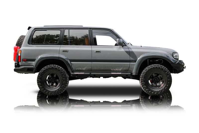 An incredible side shot photo of aToyota Land Cruiser that you should buy.