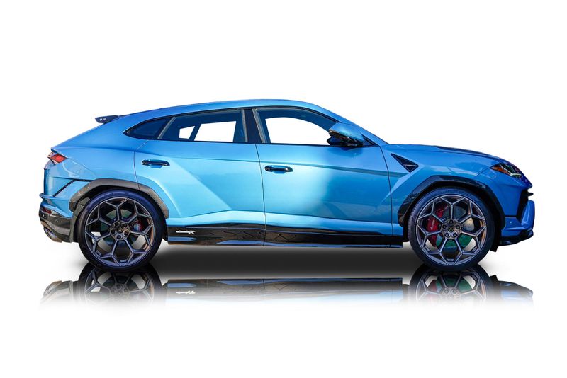 An incredible side shot photo of aLamborghini Urus that you should buy.