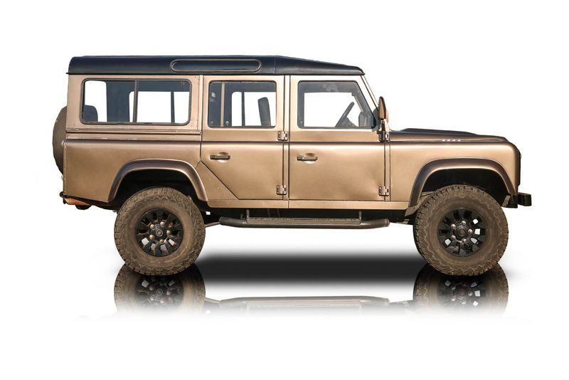An incredible side shot photo of aLand Rover Defender 110 that you should buy.