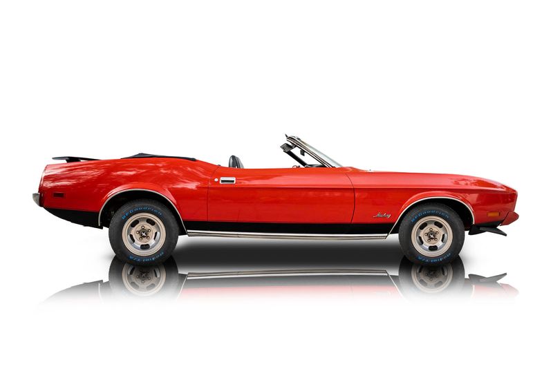 An incredible side shot photo of aFord Mustang that you should buy.