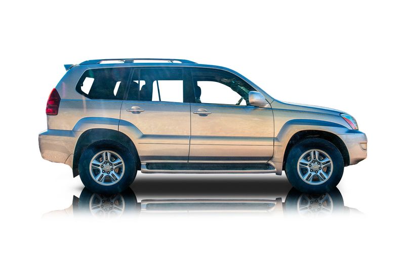 An incredible side shot photo of aLexus GX 470 that you should buy.