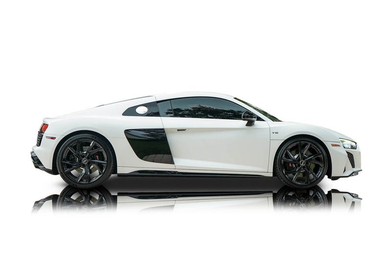 An incredible side shot photo of aAudi R8 that you should buy.