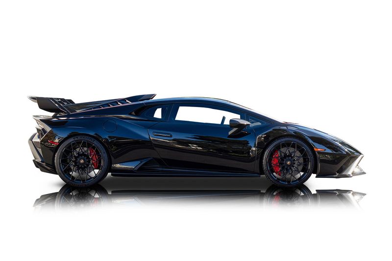 An incredible side shot photo of aLamborghini Huracan that you should buy.