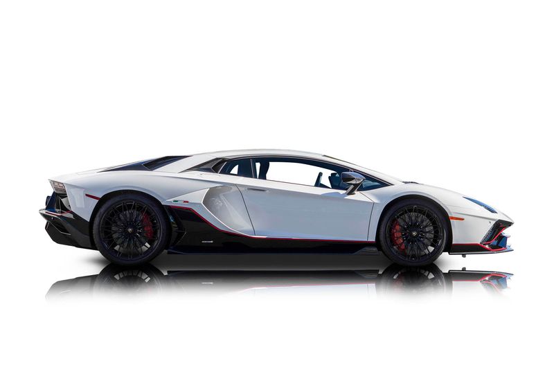 An incredible side shot photo of aLamborghini Aventador that you should buy.