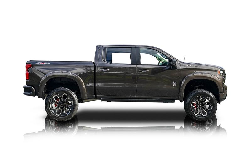 An incredible side shot photo of aChevrolet Silverado 1500 that you should buy.
