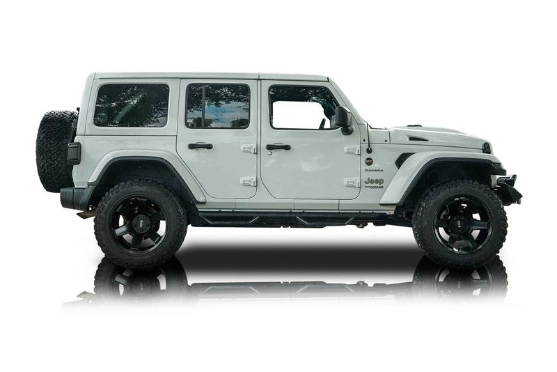 An incredible side shot photo of aJeep Wrangler that you should buy.